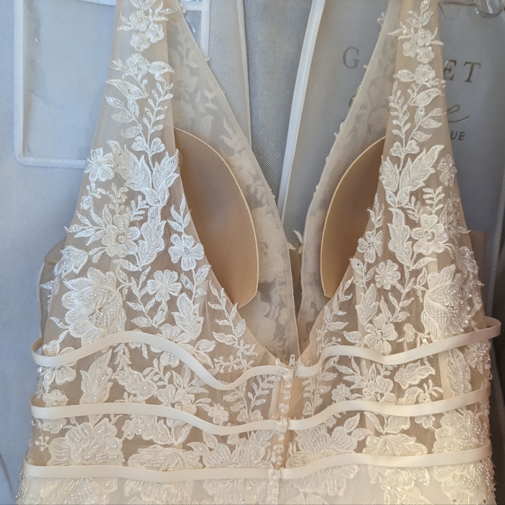 Brand New A-Line wedding dress - Picture 6 of 6